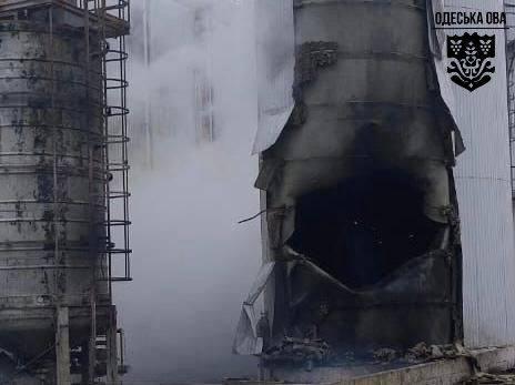 Окупанти атакували два порти на Одещині, пошкоджено судно та резервуари для олії...