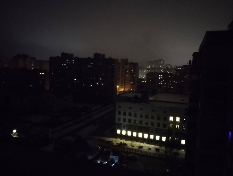 Повний хаос: як виживають мешканці лівого берега Києва без світлаПісля чергового...