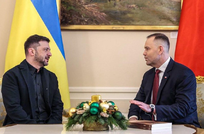 Президент Польщі Навроцький подарував Зеленському під час візиту до Варшави двот...