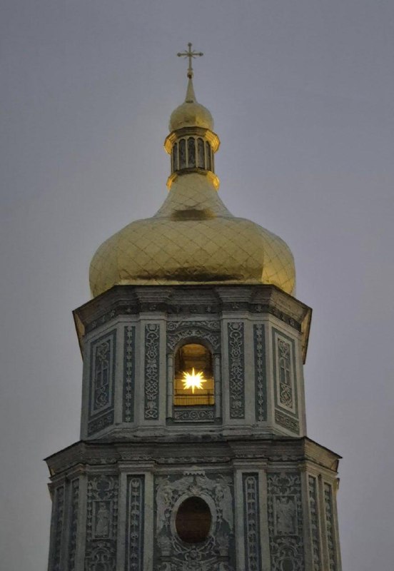 Різдвяна зірка засяяла на Софіївській дзвіниці, – соцмережіЇї традиційно встанов...