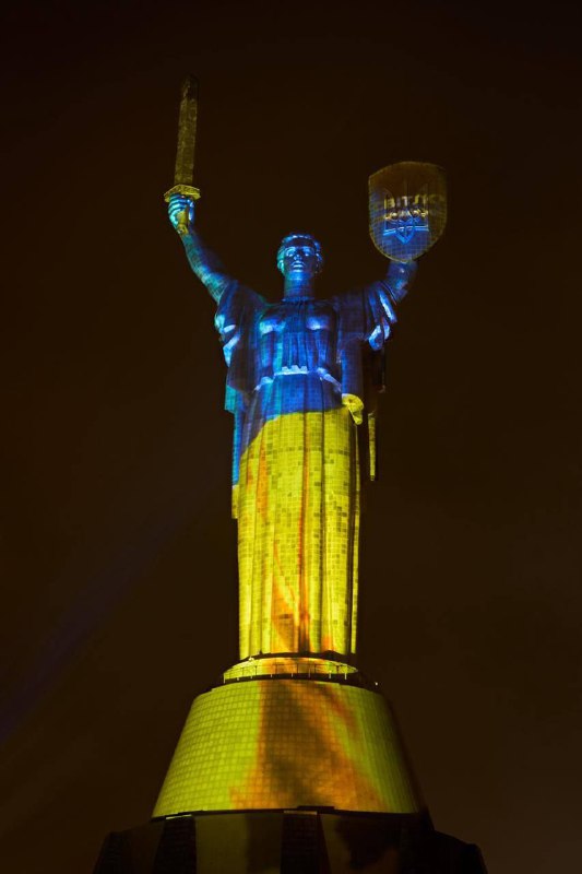 Світло тримається: напередодні Дня енергетика у Києві символічно підсвітили Бат...