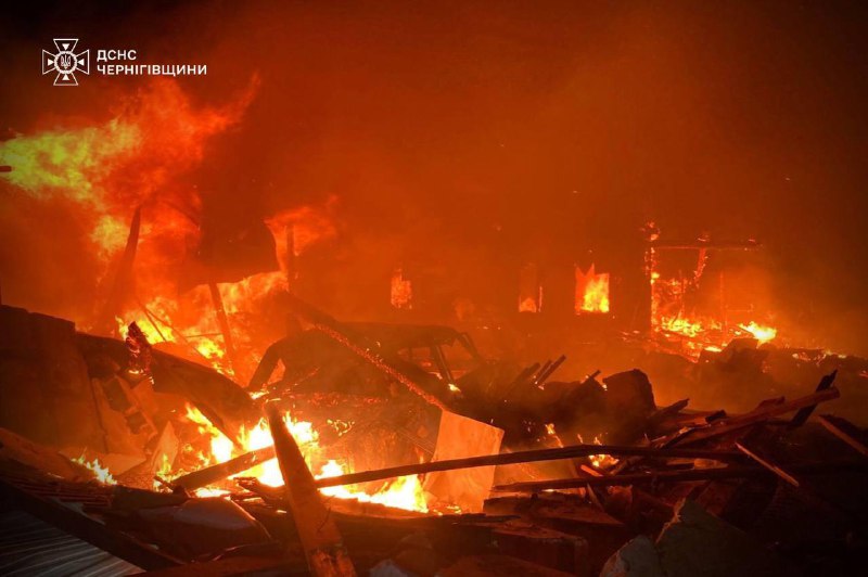 Сильні пожежі і щонайменше двоє поранених: Росія атакувала Чернігівщину "шахедам...