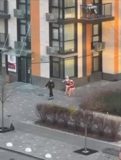 Снігурочки почали зʼявлятися на вулицях столиці...