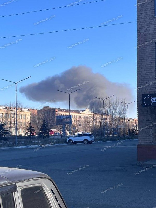 Стовп чорного диму здіймається в небо: на росії палає механічний завод в Орську...
