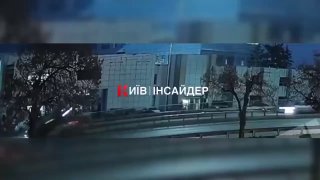 Столичний форсаж? У Києві камери зафіксували, як авто буквально перелетіла кільк...