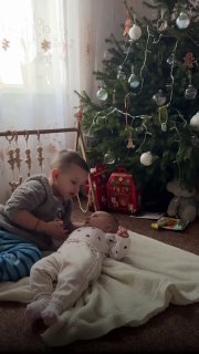 "Ти що, боїшся тривоги? Все добре": щемливе відео, на якому хлопчик заспокоює св...