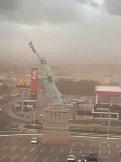 У Бразилії через сильний вітер впала копія Статуї Свободи, її висота близько 24 ...