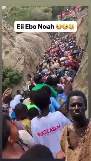 У Гані натовп людей повірив в «кінець світу» й проривається до ковчегів самопрог...