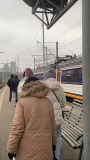 У Києві загинув 16-річний зачепер: він виліз на вагон електрички і його вразило ...