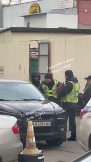 У Києві поліцейські розбили вікно автівки, щоб дістати водія-втікачаЯк повідоми...