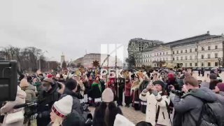 У Києві співають колядки просто під звуки сирени - незламний дух Різдва! На Миха...
