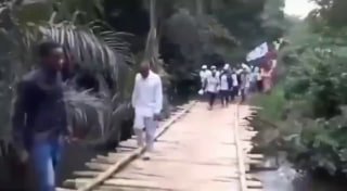 У Конго збудували дерев'яний міст за $2 млн — і він звалився першого ж дняВідео...