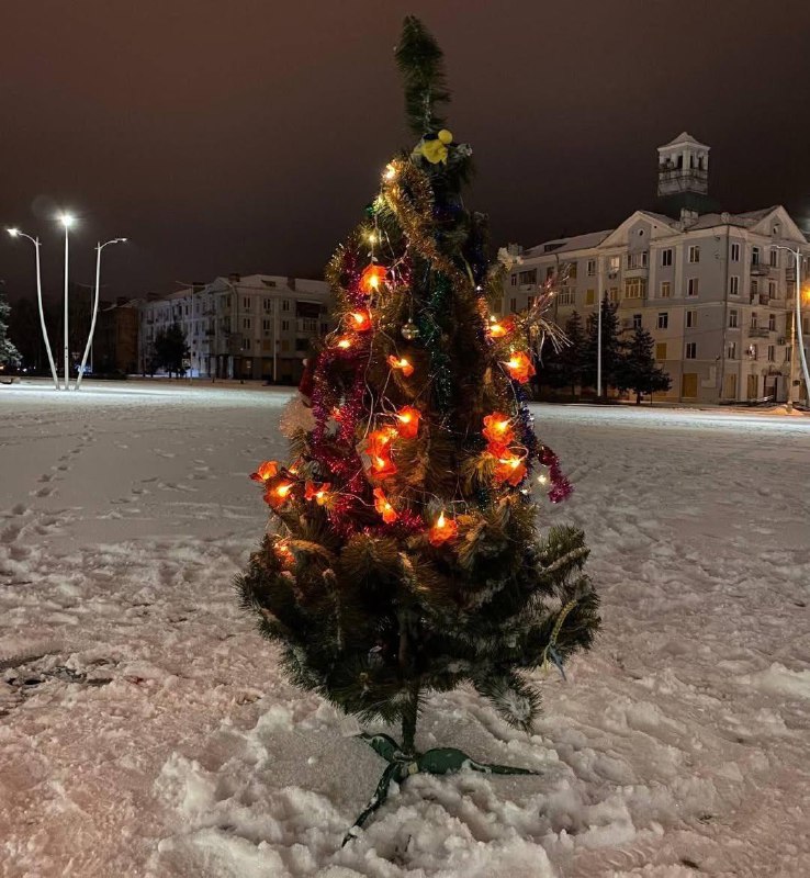 У Краматорську, попри постійні вибухи та тривогу, мешканці власними силами вста...