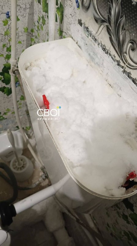 У Кривому Розі люди через відсутність води засипають сніг у зливний бачок унітаз...