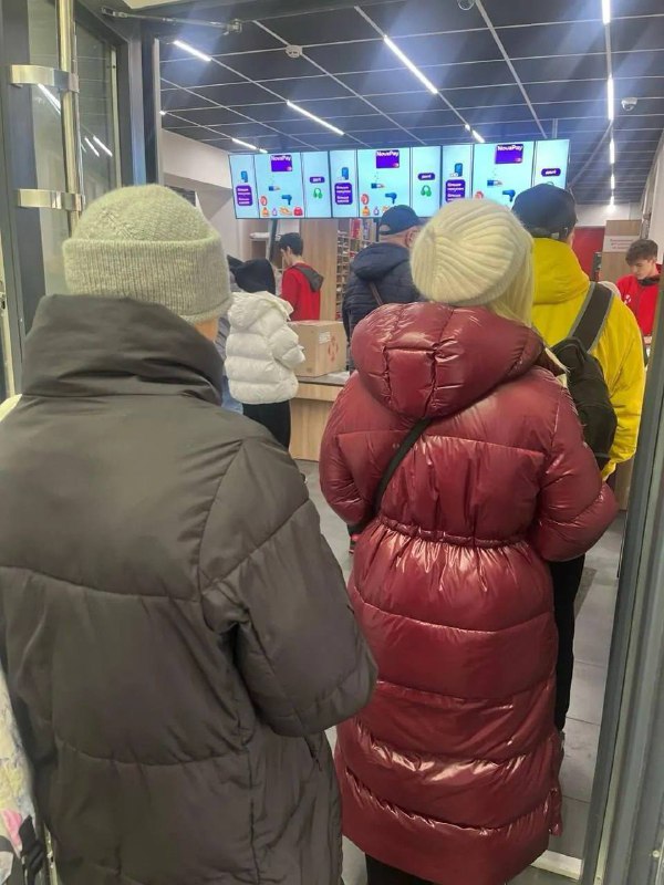 У Мережі повідомляють про довжелезні черги у столичних відділеннях "Нової Пошти...