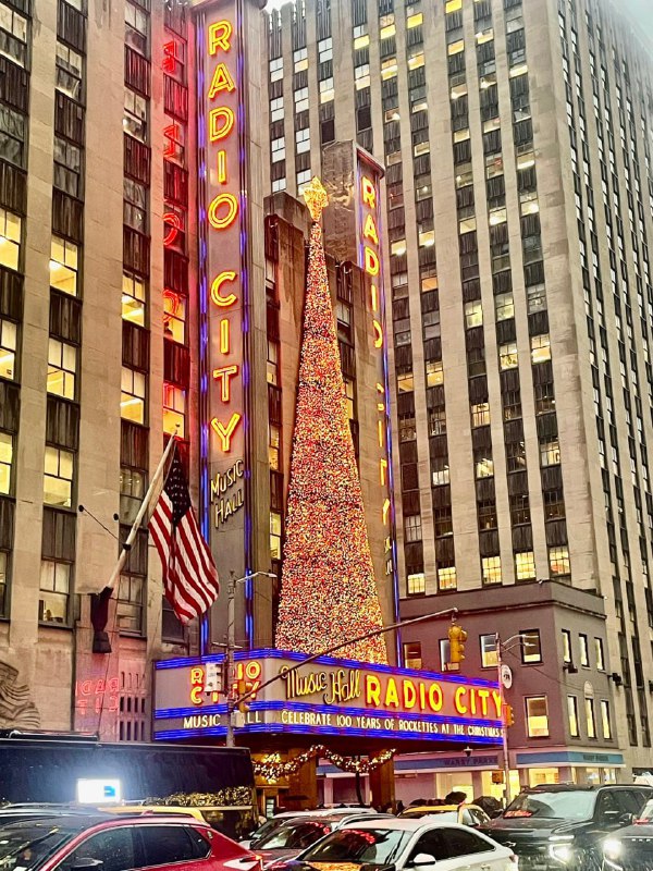 У Нью-Йорку запалили новорічну ілюмінацію. Біля Рокфеллерівського центру засяяла...