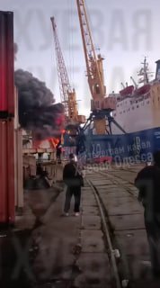 У Одесі після російського удару горить цивільне вантажне судно. За повідомлення...