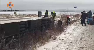 У Прикарпатті внаслідок ДТП загинув чоловік, ще 5 людей постраждали, серед них д...