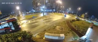 У Румунії чоловік на Мерседесі перелетів через кільце та 2 автомобілі та ледь не...