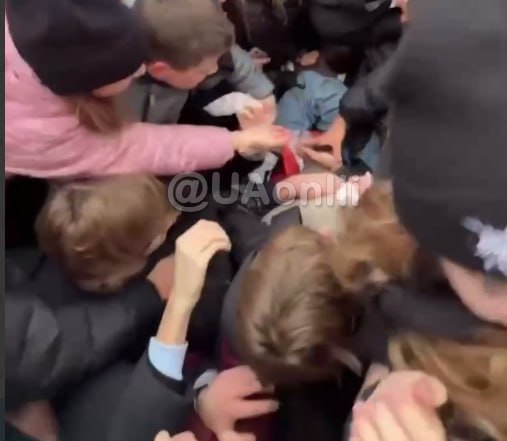 У Тернополі сталася штовханина через безкоштовні бургери, – місцеві ЗМІНа Театр...