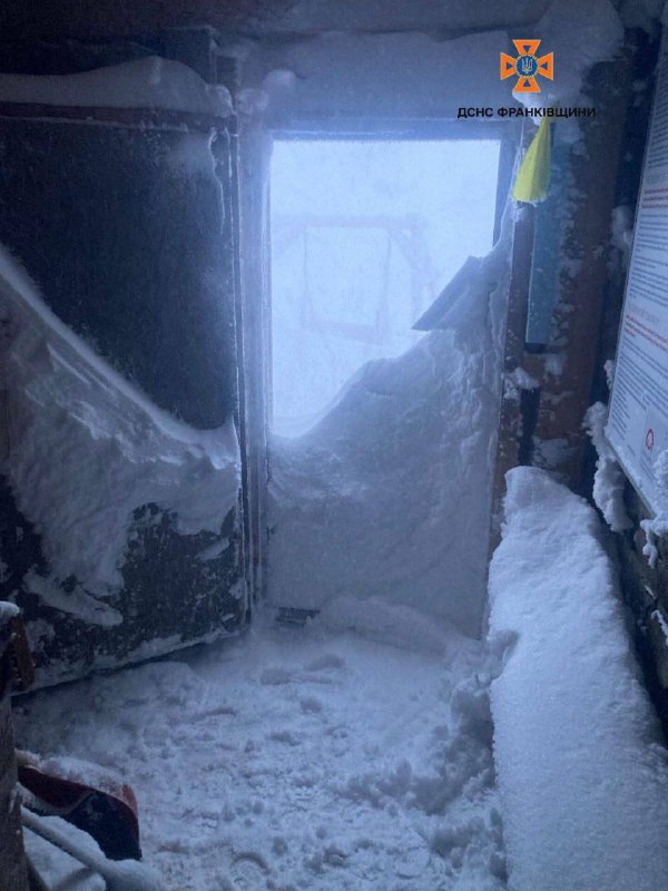 У горах температура повітря зараз -17 та сніг!Станом на ранок на горі Піп Іван х...