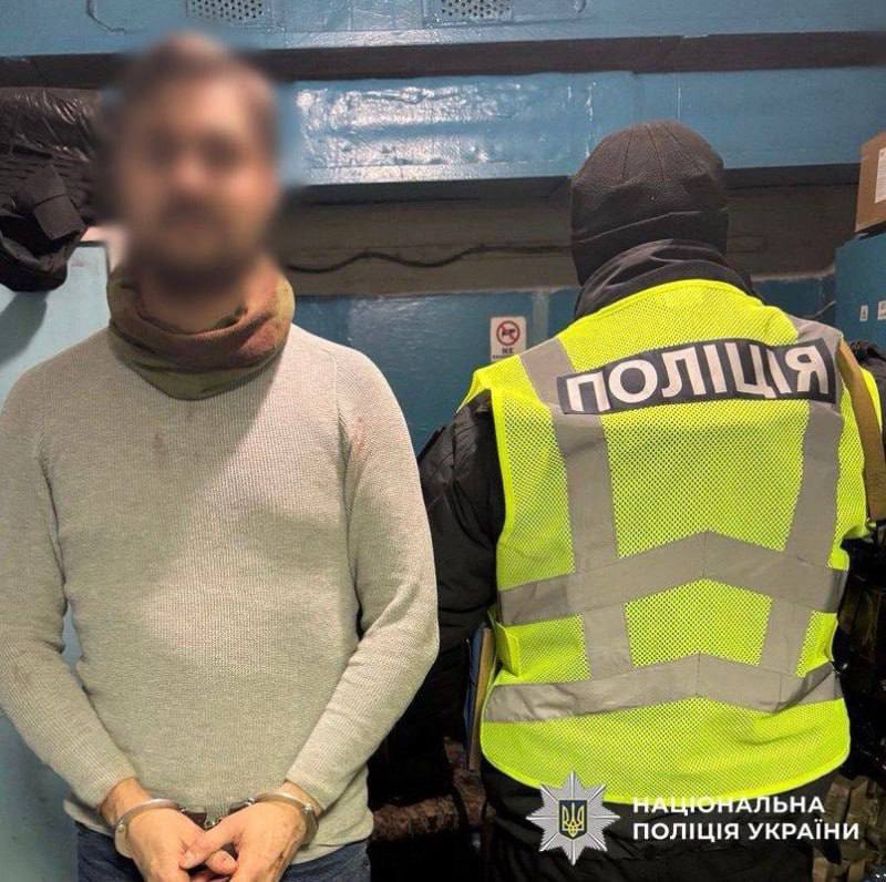 У  метро Києва чоловік накинувся з ножем на пасажирів: поранені двоє осібЯк пові...