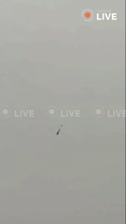 У центрі Києва невідомі запустили дрон із російським прапором ...