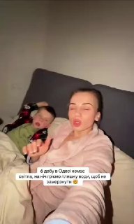 Уже шосту добу в Одесі немає світла: люди на ніч гріють пляшки з водою та кладут...