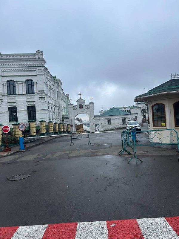 Це доволі сумна історія: попасти в Києво-Печерську Лавру простому смертному нара...