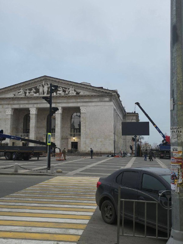 Цинічні виродки: росіяни біля драмтеатру у Маріуполі встановлюють панель для пр...