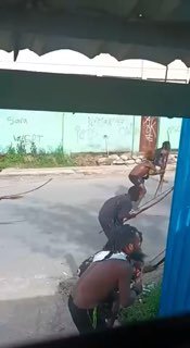 Чоловік ухиляється від стріл: обстановка в Папуа-Новій ГвінеїТам з 2022 розгоріл...