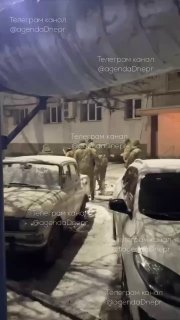 7 працівників ТЦК тянуть напівголого чоловіка по снігу до бусика у Дніпрі...