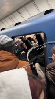 В столичному метро колапс: людей настільки багато, що не можуть влізти у вагон...