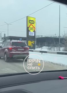 Величезні черги на заправках в Київській області Тим часом кабелі від генераторі...