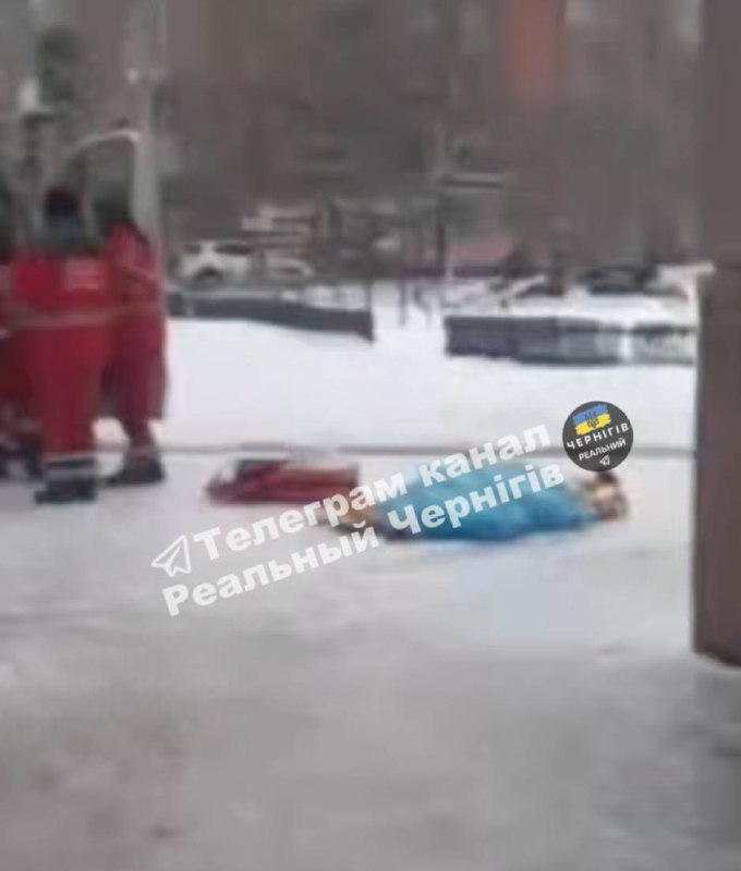 Жахлива трагедія у Ніжині: через ожеледицю людина впала, розбила голову та загин...