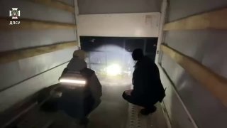 Залізли у "схованку": на кордоні з Польщею затримали чоловіків, які намагалися в...