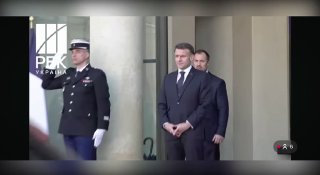 Зеленський прибув до Єлисейського палацу, де його зустрів Макрон   Макрон зустрі...