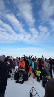 Кияни зробили тусу на Київському морі, щоб зняти стрес після нічного обстрілу...