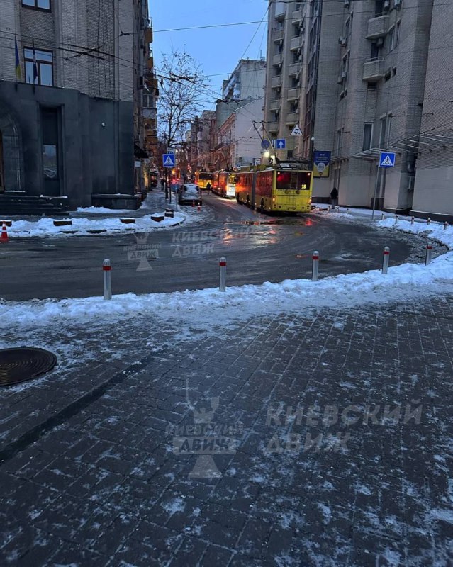 Київ став суцільною ковзанкою: дороги, тротуари, сходи й навіть сніг вкриті товс...