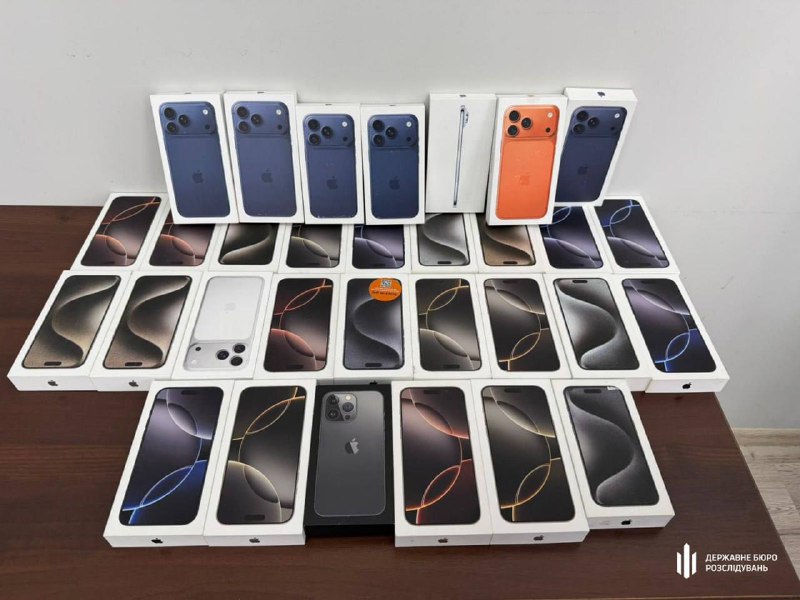 Контрабандою ввозив топові моделі iPhone: на хабарях затримано заступника началь...