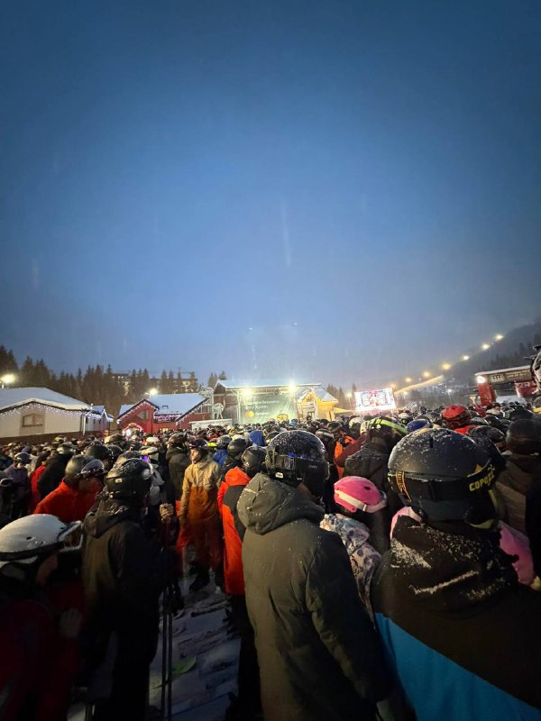 Курортний колапс у Буковелі: до підйомників шалені черги на сотні метрів, – відп...