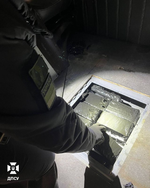 Львів'янина «піймали на гарячому», коли той намагався ввезти 820 айфонів на суму...