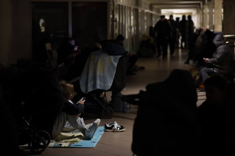 Майже 22 тисячі людей провели ніч у метро під час повітряної тривоги 9 січня...