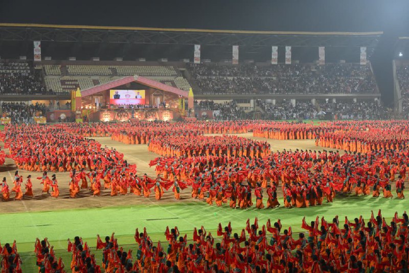 Масштаби вражають! В Індії понад 10 тис. артистів синхронно виконали традиційний...