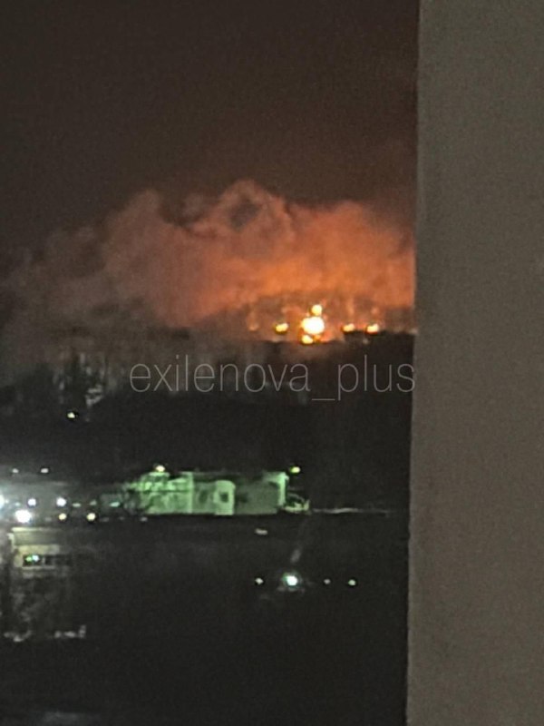 На Росії палає нафтобаза у Пензі після візиту "добрих" дронівДесятки "МЧС-ників...