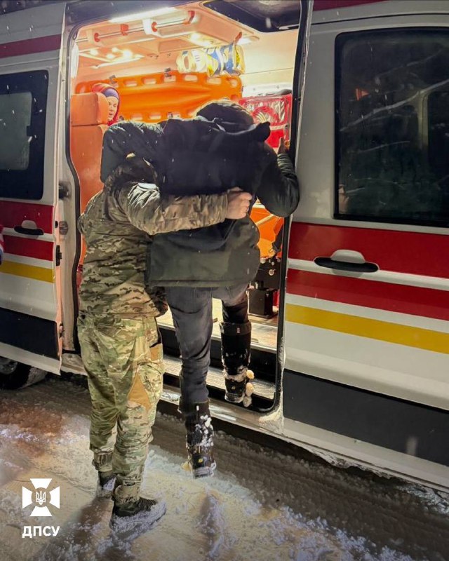 На Рівненщині прикордонники врятували чоловіків, які заблукали в лісі під час сп...