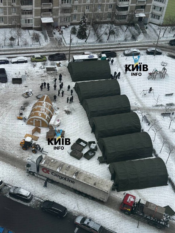 На Троєщині у Києві, де найскладніша ситуація з енергетикою, розкладають намети ...