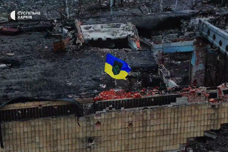 Над міськрадою Куп'янська майорить український прапорЙого встановили бійці "Хар...