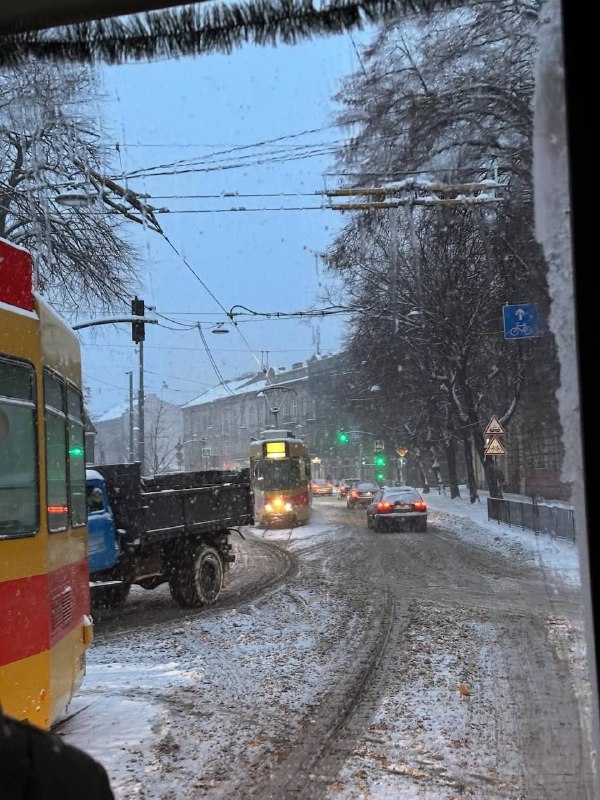 Не тільки Київ: у Львові та Хмельницькому через сильну ожеледицю рух транспорту ...