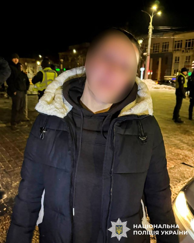 Не шкодує про скоєне: У Рівному жінка перекинула портрети полеглих українських в...